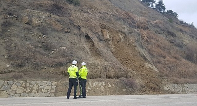 Yağış sonrası karayolunda toprak kaymamaları yaşanıyor