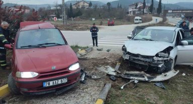 Araçta sıkışan sürücüyü itfaiye ekipleri kurtardı