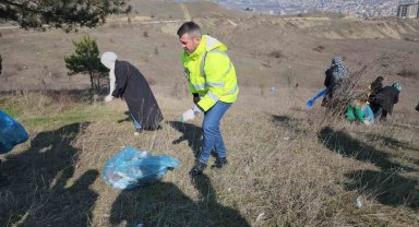 Çevreci belediye başkan adayı doğada çöp topladı