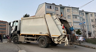 Çöp kamyonu elektrik direğine çarptı, işçiler kopan tellerden son anda kurtuldu
