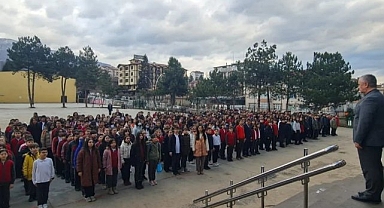 Depremlerde hayatını kaybedenler okullarda anıldı