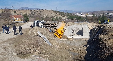 Devrilen hafriyat kamyonu sürücüsü yaralandı