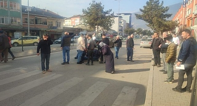 Kurallara uyarak yaya geçidini kullanan yaşlı adama göz göre göre böyle çarptı