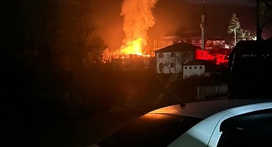 Patlayan kalorifer kazanı iki katlı ahşap evi kül etti