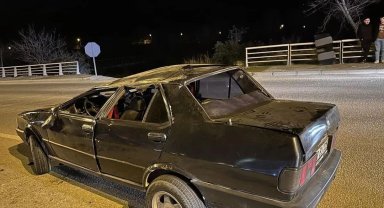 Refüje çarpan otomobil ters döndü