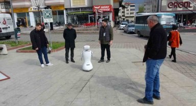 Bu robot seçmenlerin nabzını tutuyor