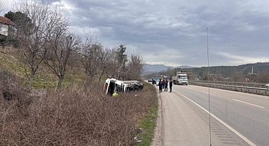 Devrilen tırın sürücüsü yaralandı