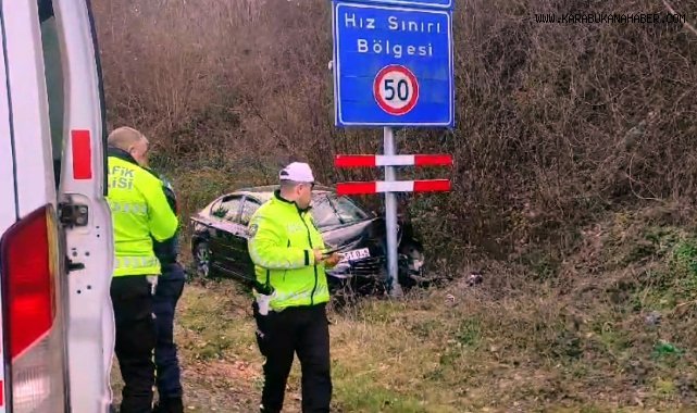 Hız yapan otomobil, hız uyarı tabelasına çarparak durabildi