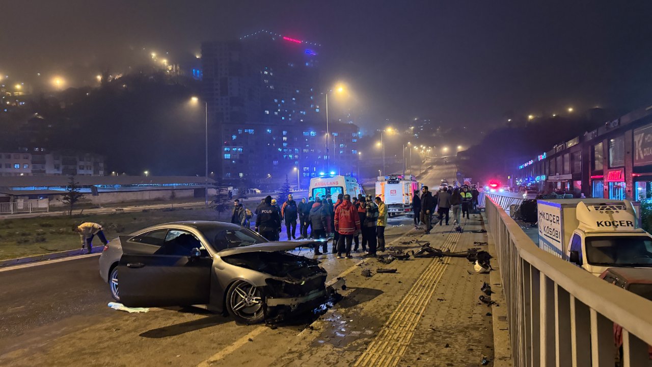 Otomobille çarpışan pikap 30 metre savruldu: 3 yaralı