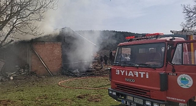 Samanlık yangını itfaiye ekiplerince söndürüldü