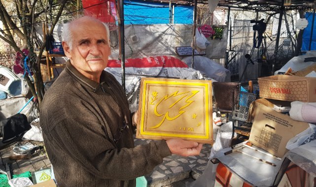 Selatin camilerinde gördüğü hat yazılarını 51 yıldır işliyor