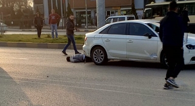 Üstgeçidi kullanmayan genç otomobilin çarpmasıyla metrelerce uçtu