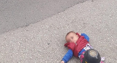 7 aylık bebeğini yola bıraktı