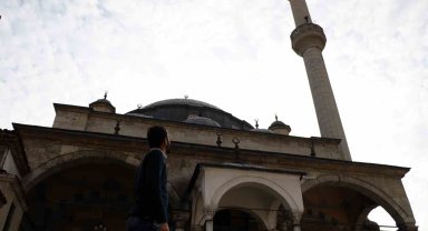 Asırlara meydan okuyan cami hem minaresinin eğikliği hem de fevkani tarzıyla dikkat çekiyor