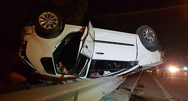 Bariyerlere ve ağaçlara çarpan otomobil ters döndü: 1 yaralı