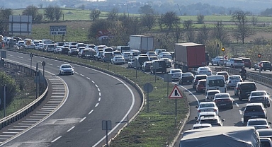 Bayram dönüşünde araç kuyruğu 70 kilometreye ulaştı