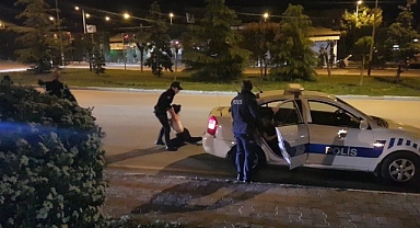 Dur ihtarına uymayan araçtaki kızlar polise zor anlar yaşattı