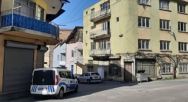 Evin balkonundan kopan taş parçaları otomobilde hasara neden oldu