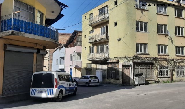 Evin balkonundan kopan taş parçaları otomobilde hasara neden oldu