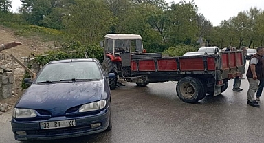 Islak yolda kayan traktör otomobile ardından duvara çarptı