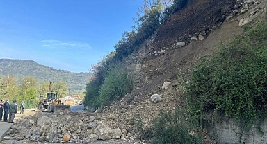 Karabük'te heyelan yolu kapattı