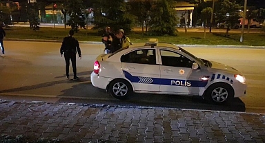 Kavga ihbarına gelen polisleri görünce kaçmaya çalıştılar