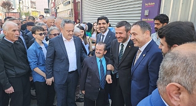 Milletvekilleri ve belediye başkanı partililer ve vatandaşlarla bayramlaştı