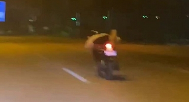 Motorunun üzerine yatarak yolculuk yapan sürücü kamerada