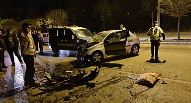 Otomobil yol süpürme aracına çarptı: 1 yaralı