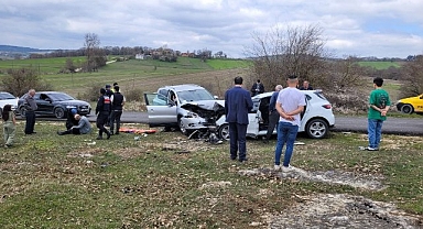 Otomobiller kafa kafaya çarpıştı: 8 yaralı