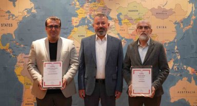 Rektör Kırışık akademisyenlere patent belgelerini takdim etti