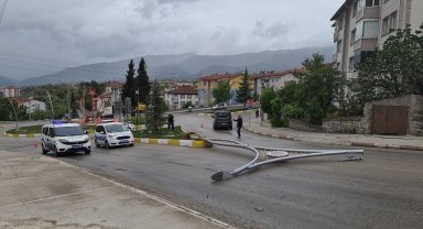 Seçim öncesi dikilen aydınlatma direkleri fırtınaya dayanamadı