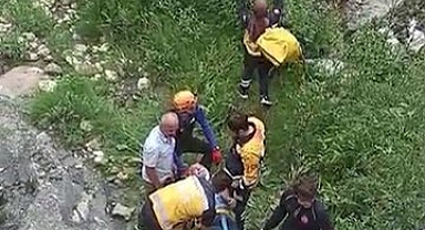 Yaslandığı korkuluk kırılınca köprüden düşen yaşlı adam yaralandı