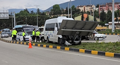 Alkollü sürücü yön tabelasına çarptı
