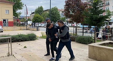 Durakta oturan kadının telefonunu çalan kapkaççı yakalandı