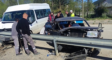 İşçi servisi ile otomobil çarpıştı : 4 yaralı
