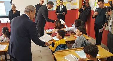 Karabük'te okuma seferberliği kitap dağıtımı ile başladı