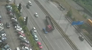 Kontrolden çıkan tırın kaza anı güvenlik kamerasında
