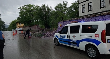 Sağanak sonrası yollar dereye döndü, tarihi konağın duvarı çöktü