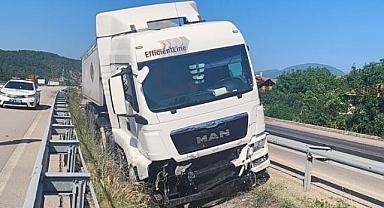 Bariyeri kırıp su kanalına giren tırın sürücüsü yaralandı