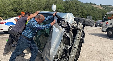 Bariyerlere çarpan hafif ticari araç devrildi : 1 yaralı