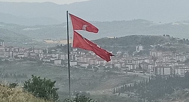 Başkan Çetinkaya'nın bayrak hassasiyeti
