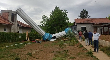 Çatı katının yıkılan duvarı 3 daireye zarar verdi