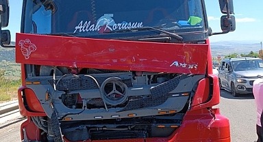 Kamyon, hafif ticari araçla çarpıştı