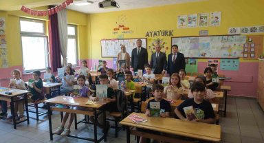 Karabük'te okuma seferberliği kitap dağıtımı ile devam ediyor
