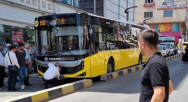 Otobüsü engelleyen otomobili vatandaşlar el birliği ile kaldırdı