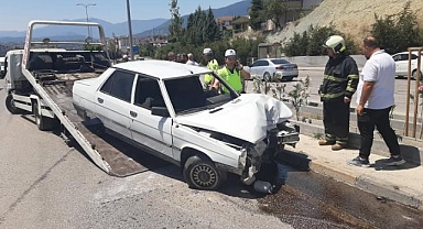 Otomobil aydınlatma direğine çarpıp devrildi: 1 yaralı