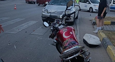 Otomobille çarpışan motosikletteki 2 kişi yaralandı