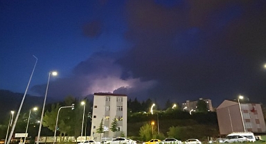 Şimşekler saatlerce gökyüzünü aydınlattı