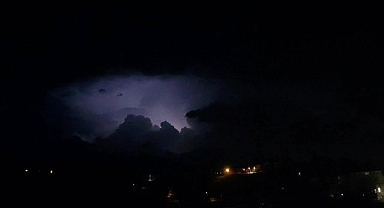 Şimşeklerin görsel şöleni gece yarısına kadar sürdü